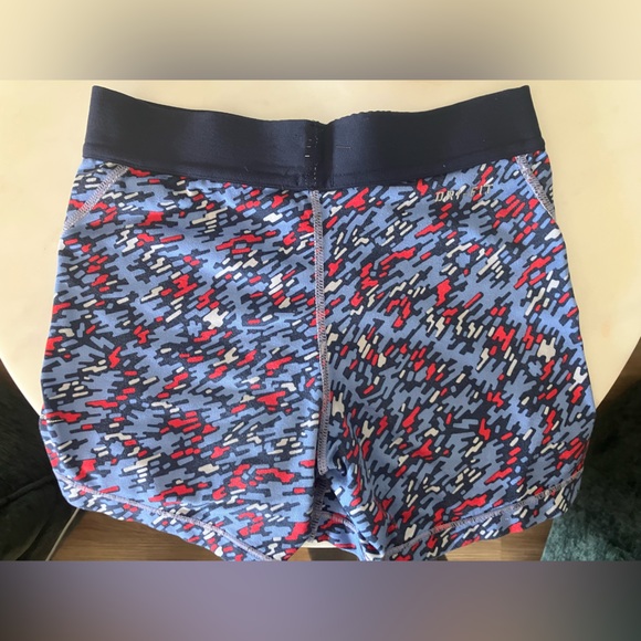 Girls Nike pros practice shorts. - Picture 2 of 2